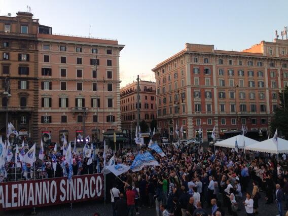 serratweet's tweet photo. Ora a piazza Risorgimento #pattoconledonne io voto e scelgo @AlemannoTW @isabellarauti @chiaracalace @giuliaciapparon http://t.co/wqFAlDA5cF