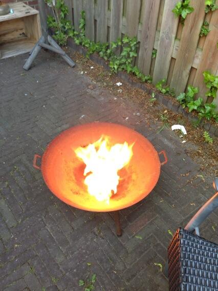 flaan44's tweet photo. Klaar voor een avondje achtertuin met z'n tweetjes #lekkerhoor #mooiemiddag ook met @ReinderTerpstra en@hedzertoeter http://t.co/Nv7sZ43l4z