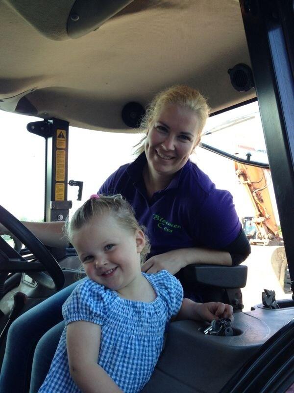 Samen met kyra op de trekker pakjes hooi halen voor unique 😃