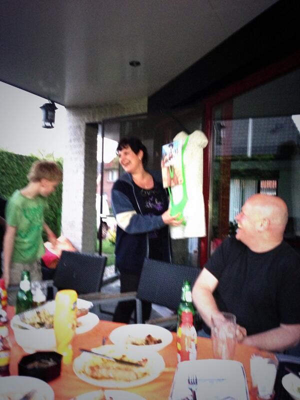 TSPFrank's tweet photo. Buurvrouw showt nieuwste badmode http://t.co/R8PMH0eM7y