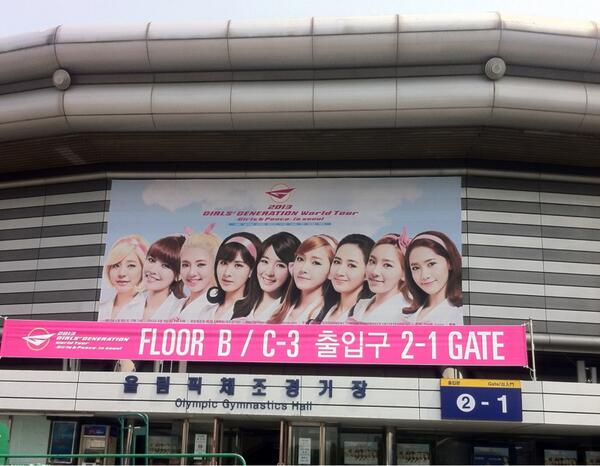 [PIC][08/09-06-2013]Hình ảnh mới nhất từ "2013 Girls' Generation's World Tour – Girls & Peace" tại Seoul, Hàn Quốc trong 2 ngày của SNSD + Selca từ hậu trường Concert của các thành viên và nhiều nghệ sĩ khác BMM5QjvCYAA6mMa