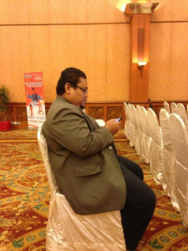 noveldy's tweet photo. Menunggu mas @Saptuari naik panggung di acara Villa Loyalty Program nya mas @Dennivilla dan mbak @selvivilla http://t.co/b84k9wQwWL