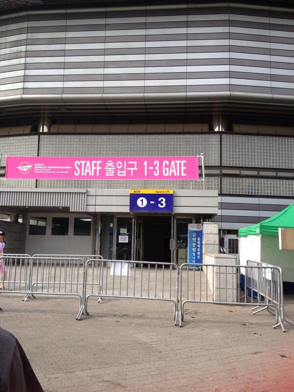 [PIC][08/09-06-2013]Hình ảnh mới nhất từ "2013 Girls' Generation's World Tour – Girls & Peace" tại Seoul, Hàn Quốc trong 2 ngày của SNSD + Selca từ hậu trường Concert của các thành viên và nhiều nghệ sĩ khác BMMkyyOCMAAl3ON