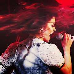 LaliIShappiness's tweet photo. @laliespos La Vida es Mejor CANTANDO http://t.co/xqDt7dXgMC