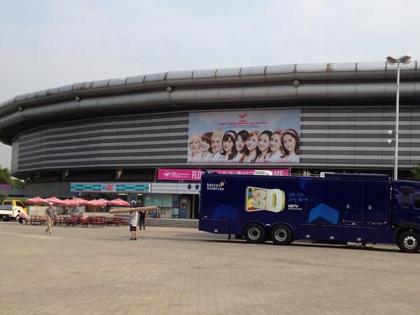 [PIC][08/09-06-2013]Hình ảnh mới nhất từ "2013 Girls' Generation's World Tour – Girls & Peace" tại Seoul, Hàn Quốc trong 2 ngày của SNSD + Selca từ hậu trường Concert của các thành viên và nhiều nghệ sĩ khác BMMrF6RCcAASkl_