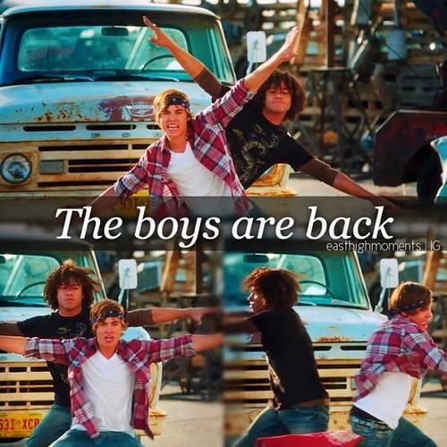 Vieisaflight's tweet image. "@pizzahoranpls: mientras tanto las mexicanas #WelcomeToMexicoOneDirection http://t.co/1oairKmaLv"