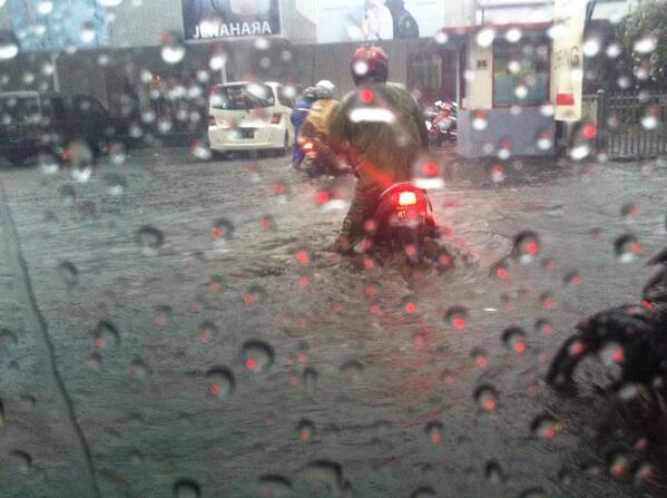 sintaoktaviaa4's tweet image. RT @infobdg: #lalinBDG 13.38 : dr lampu merah supratman arah pusdai kendaraan ga maju, banjir besar.  | @haifavfaza