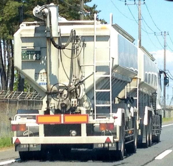 Tanashin17 A Twitter 先日 フルトレーラー式の飼料運搬車に遭遇した時の写真です 三菱ふそうスーパーグレートの3軸 大型飼料運搬車 バルク車 に同じく飼料運搬用のトレーラーを牽引しています 重機好き トレーラー トラック Http T Co B8rdl3namr