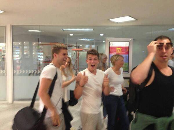 ElissaNajarro's tweet image. ES ESTA!!!! DCERWGFECTVT JOSH Y LOU EN EL AEROPUERTO DE MEXICO   #WelcomeToMexicoOneDirection http://t.co/yBGBwOpXnY"