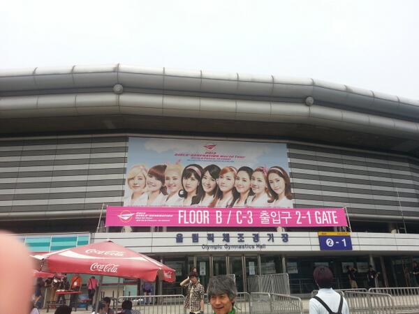 [PIC][08/09-06-2013]Hình ảnh mới nhất từ "2013 Girls' Generation's World Tour – Girls & Peace" tại Seoul, Hàn Quốc trong 2 ngày của SNSD + Selca từ hậu trường Concert của các thành viên và nhiều nghệ sĩ khác BMNd1QuCMAAf7yT