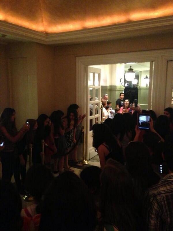 _sygc's tweet image. Fans en el hotel siendo filmadas para This Is Us. Suertudas:(&amp;lt;3  #WelcomeToMexicoOneDirection