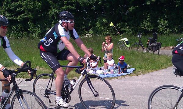 Martindekok's tweet image. Picknickende supporters tijdens de #deltaridefortheroses #lewedorp #zomerinzeeland