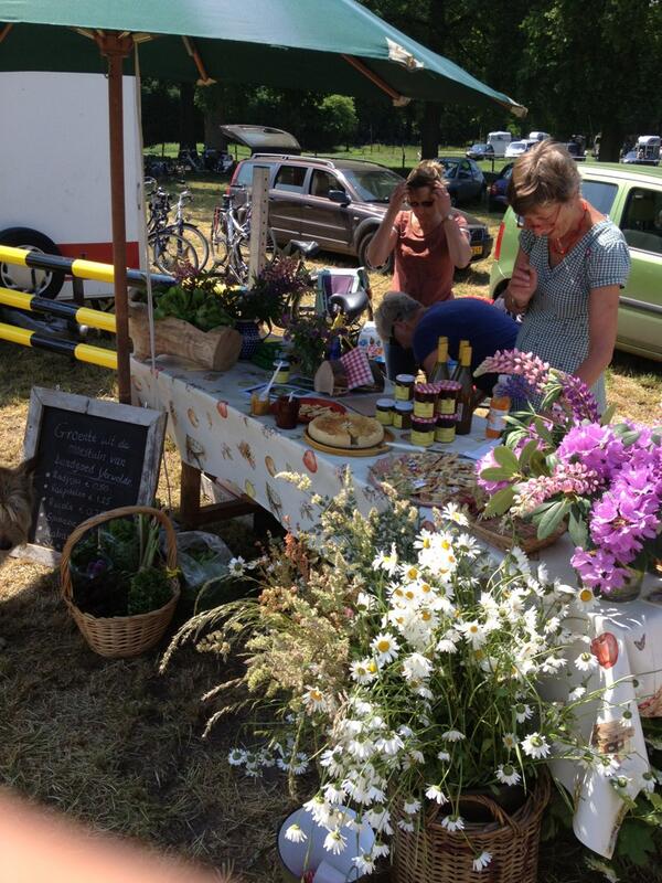 Tijdens concours <a href="/LVerwolde/">Landgoed Verwolde</a> verkoop van appelsap, jams, rabarbertaart en natuurlijk groente uit de eigen #moestuin!