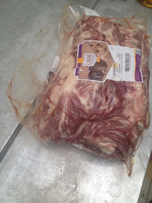 slagerijvooren's tweet photo. Voor de kenner hebben wij de #bostonbutt heeft even tijd nodig op #greenegg niets lekkerder dan #pulledpork #livar http://t.co/fU3GpRSzpr