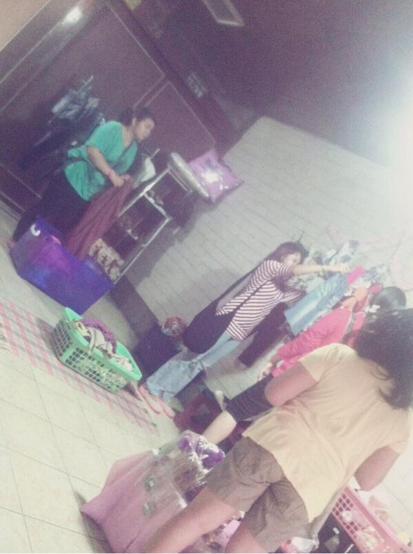 busrodays's tweet photo. Eh kedatangan @alyathequeen @swaragamafm  yukkk yg belum mampir kami tunggu #garagesale #busrodays #lewaroeng http://t.co/CtL6eKeVmE