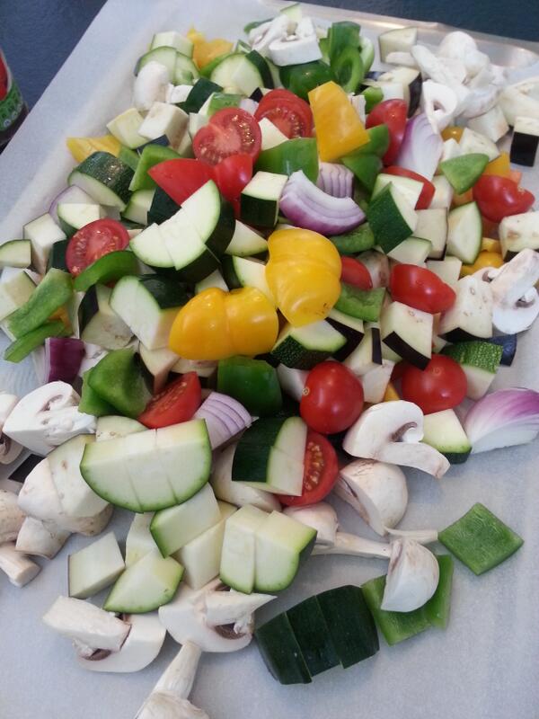 MyraVerplancke's tweet photo. “@meneerdekok: Dit wordt een salade van geroosterde groenten http://t.co/oy4tugvctQ” mmmm....ziet er goed uit.