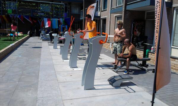 MariekeSchendel's tweet photo. Zonnige opening levendige beweeg binnentuin in #Hellevoetsluis #Maasdelta #Eurotuin @Yalp_LetsPlay @_standingstrong http://t.co/GnUZ7s9tFL