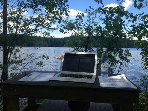 Mit kontor i dag... Dybt inden i de svenske skove og i fuldstændig ro bortset fra fuglekvidre.