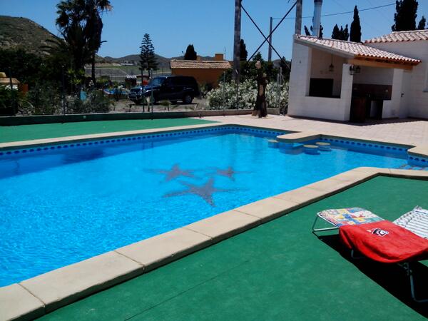 yolimya86's tweet photo. En la piscinaa...vamos @Noe_Valera  al aguaaa http://t.co/hZMPBMD481