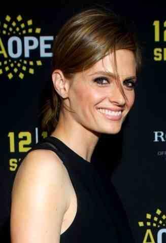 Stana Katic en el Concierto del 15 aniversario de Placido Domingo In Concert  BMPLwPaCUAAbhsw