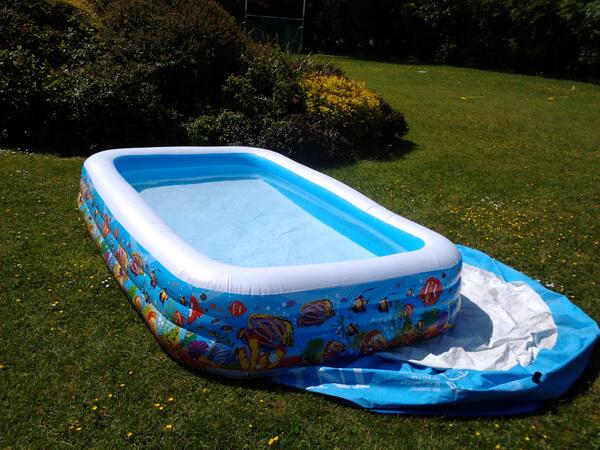 aoconnell21's tweet photo. @Blaithinseery @MaireadMcCabe1 @victory_sarah Don't forget your armbands #pooltime http://t.co/A3NDWIJPsQ