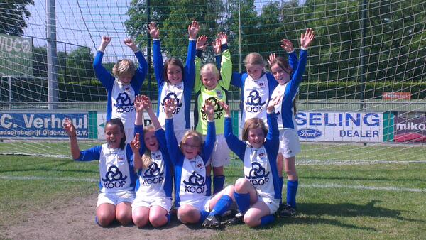 Top toernooi gehad bij #berghuizenfc. Onze meiden van F2 en F4 voor het éérst samen en het toernooi winnen, super!!