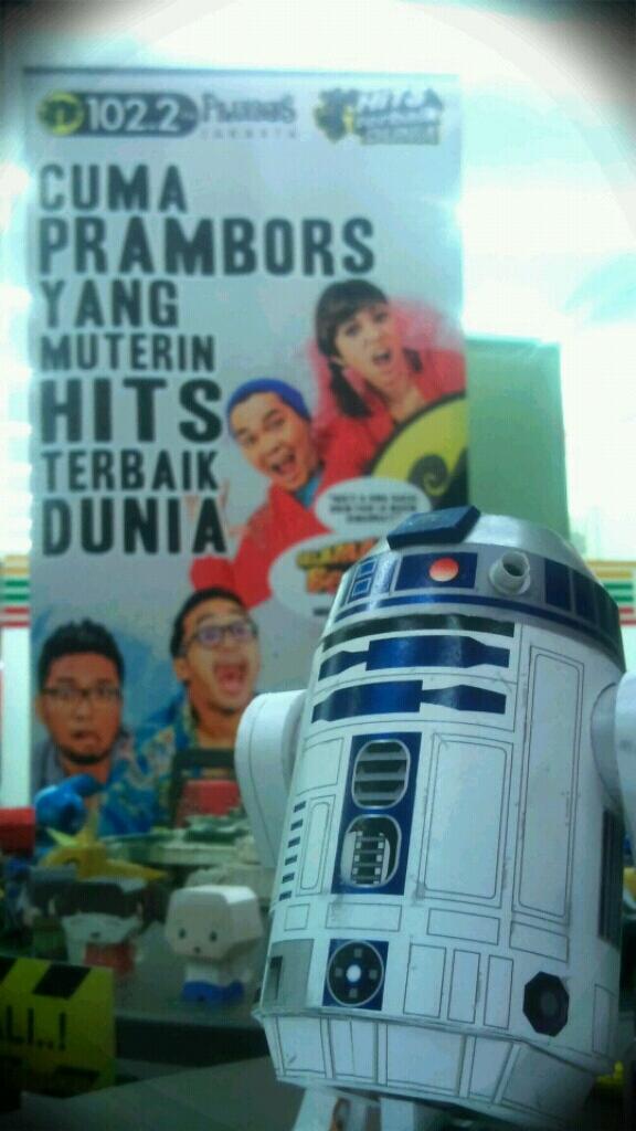 perikertas's tweet image. Papercraft R2D2 di #SimPATIloop bareng @Prambors di @7ElevenID Margonda Depok. Aseli KERTAS loh.