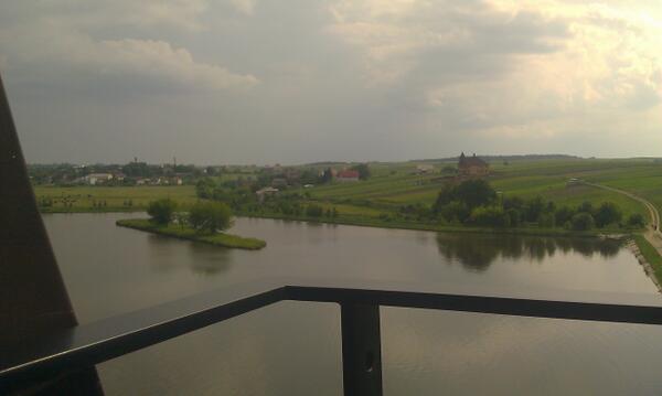 vlady_pro's tweet photo. Сейча�� мы в городе Ровно, Украина. Действительно, очень ровно. http://t.co/lfmVKRPhsU