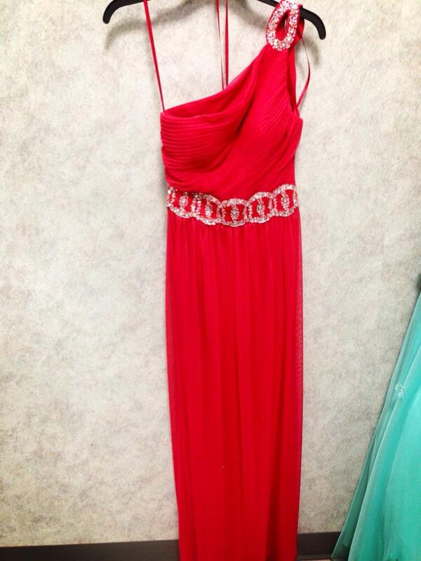 CaptainLauren48's tweet image. Can't wait to wear this tonight! ❤ #PromNight2013