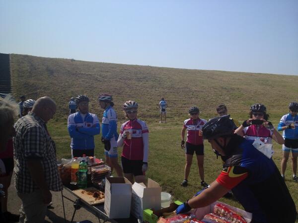 FromZero2's tweet photo. @appelaere bedankt voor de geweldige bijdrage in gezonde fruitdrank voor Hero deelnemers  uit Zeeuws Vlaanderen. http://t.co/DsDFw0BsZW