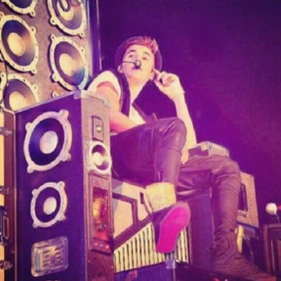 luvyoujb2's tweet photo. Lots of luv @justinbieber 💜💜💜💟💟 http://t.co/zTd1w6oWoZ