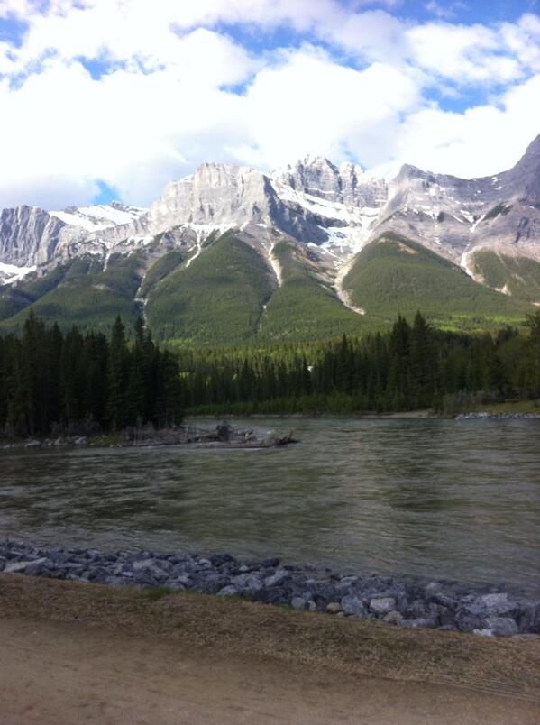 marcmitchell44's tweet photo. Canmore Alberta this morning. Not a bad spot http://t.co/WKcMo7mWl7