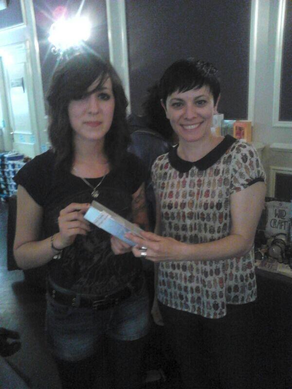 DogsandFlowers's tweet photo. Sara Heredia (izqda) recogiendo en el outlet de cosmética&amp;niños su premio de mayo en @Espiritu_23 Nuestra mayor fan! http://t.co/Te0QK8OtJC