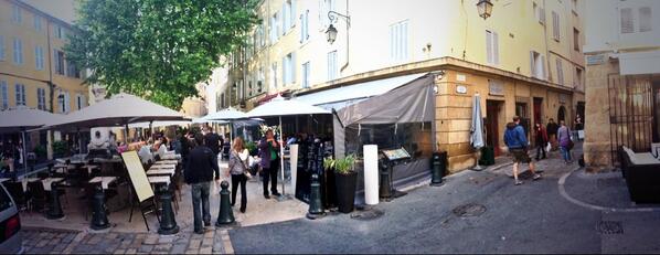 LeBouddoir's tweet photo. Ce soir la rue #aumonevieille s'éveille à #Aix en Provence 5è édition de la nocturne artistique by @galeriealterego http://t.co/AIpQjcw0PW