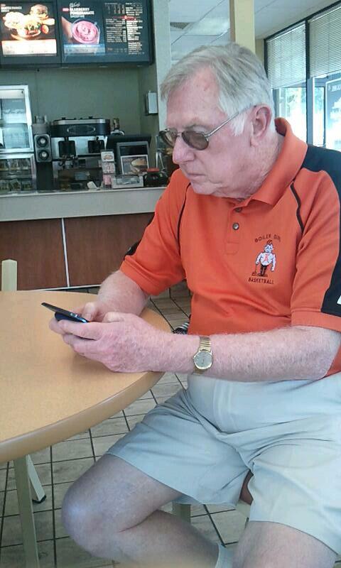 gkub_1's tweet image. Dayyyum, Coach B is one cool dude. #techcoach #textmaster