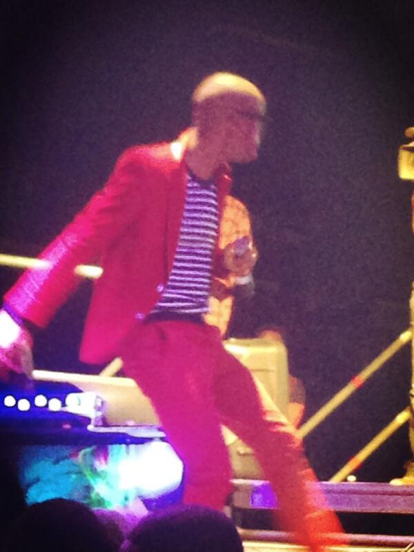 MGSpecialEvents's tweet photo. Yoh... Zakes Bantwini rocking electric pink trousers with a red jacket on stage at #ExtraColdLive o_O http://t.co/tRLIL05MVy