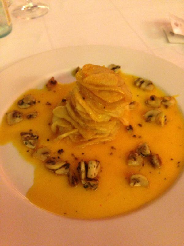 Espectacular patata con trufa en C'an Calent, Campos (Mallorca) con chardonnay de #MiquelGelabert! Ummmmmm