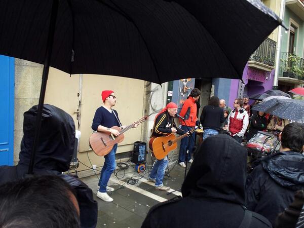 txusmaravi's tweet photo. Lluvia en Iruña..? Si no puedes con ella..
Únete a ella. http://t.co/5faRTu2sQD