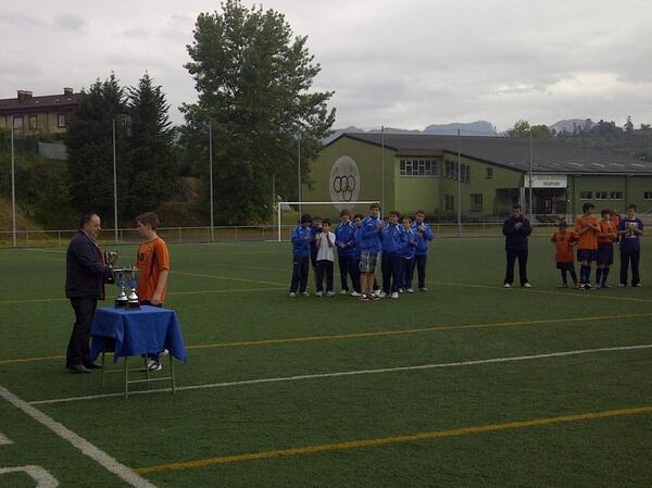 El equipo infantil de la EF de NAVA tercer clasificado en el Torneo Villa de Arriondas.