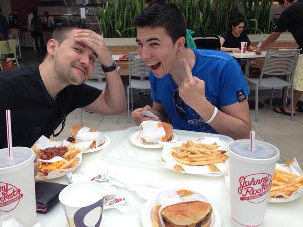 bysTaXx's tweet photo. Vamos a comer hamburguesas típico de EEUU, Johnny Rockets!! http://t.co/hyPyRYOMo3