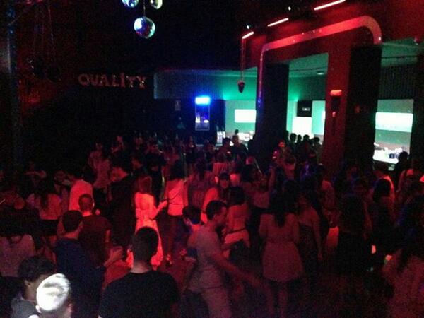 Vic_Quality's tweet photo. Así estamos en @QualityGetxo, lo mejor del Dupstep en la sala Lounge y sonido @DjBlasterBilbao en la sala Principal http://t.co/aI01uwDyJf