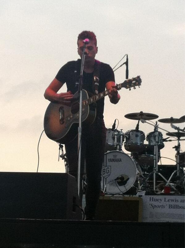 4IrishHill's tweet photo. Talented opening act for #HueyLewis  tonight, #SethCook! http://t.co/ZmioGAWg5o