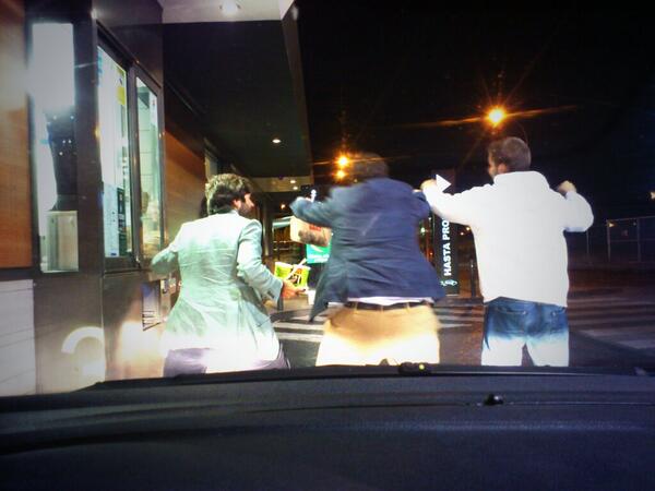 mike_rOr's tweet photo. Lo q te encuentras a las 5:00 am en el mcauto de pozuelo jajajajaja con @tonynetgod @chupino_9 @Javi_Escobar http://t.co/xbUyc14f5V