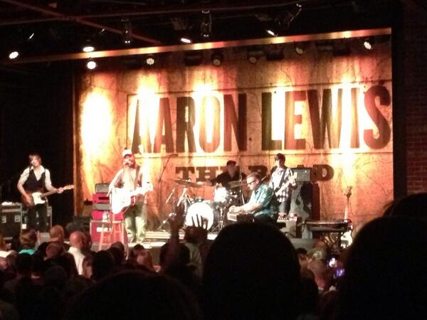 jaredelrod1's tweet photo. Aaron Lewis is always good, but better live! @AaronLewisMusic http://t.co/Z5cGwD5UVo