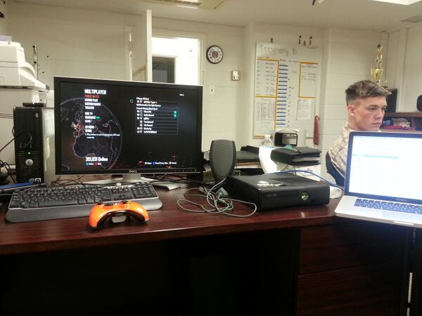 oTipperx's tweet image. @vVv_Paused I didn&apos;t even think about this last time. Got a monitor to play on. Hahah. #dutyproblems