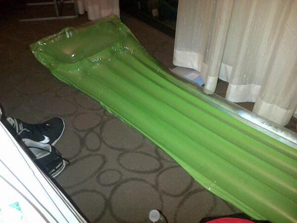 swaggalikeCURR's tweet image. My bed for the night #poolfloatie #comfy #goodstuff