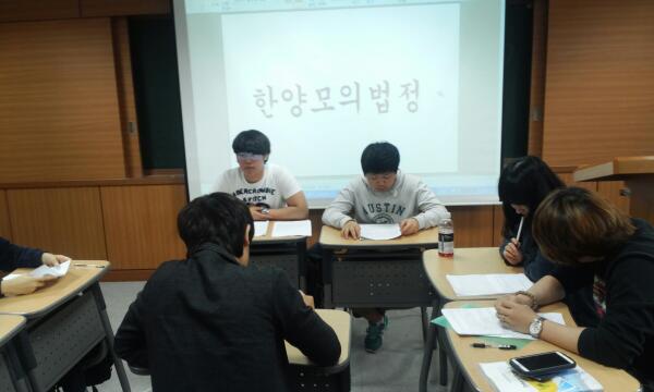 한양모의법정을 열심히 준비해준 학생들에게 감사의 말을 전함. 시나리오부터 철저하게 준비하고 판,검사,변호사 등 주어진 역할에 대한 철저한 연구와 고뇌가 느껴진 훌륭한 모의법정이었음. winner는 너희들이닷~♥