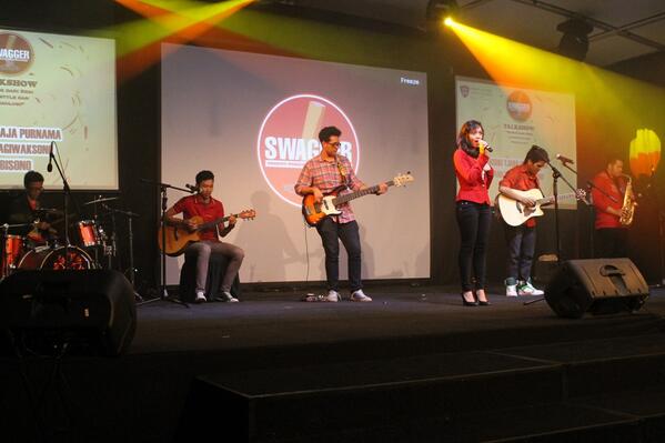 syncopassion's tweet photo. Nice pict! You so swagg guys :) RT @SWAGGER_ID: @syncopassion sing passionately at #SWAGGEREVENT :D http://t.co/XyDKlKLF1H