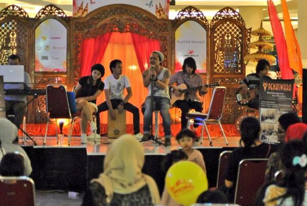WafferBands's tweet photo. Mall pejaten village feat @kamartendy &amp; pena swara http://t.co/xAQOdWeJce