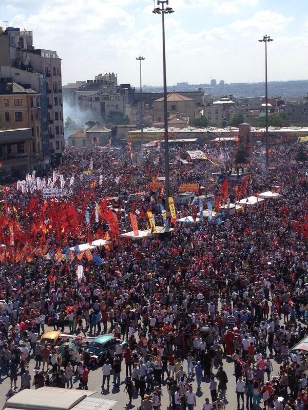Another live image from Taksim Square.  #direngeziparki
#occupygezi